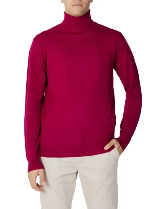 lässiger Rollkragenpullover grauer Hintergrund