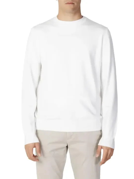 Weißer Pullover, männliches Model präsentiert