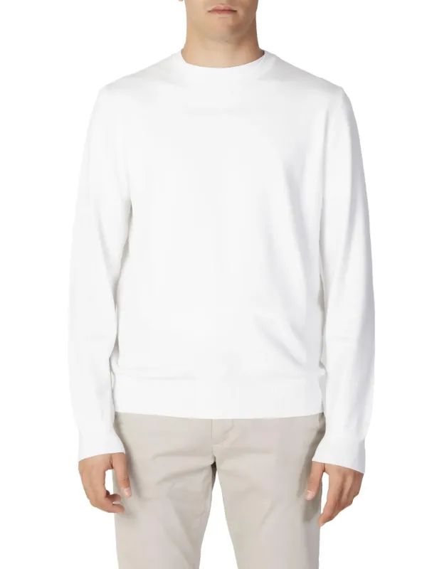 Weißer Pullover, männliches Model präsentiert