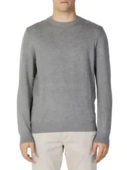 Grauer Wollpullover mit geripptem Kragen