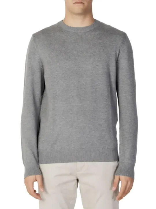 Grauer Wollpullover mit geripptem Kragen