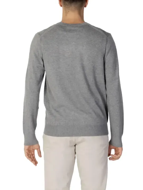 Heller grauer Strickpullover Rückansicht