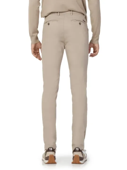 Khaki-Hosen mit weißem Logo