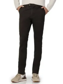 Mann trägt graue Borghese Hosen