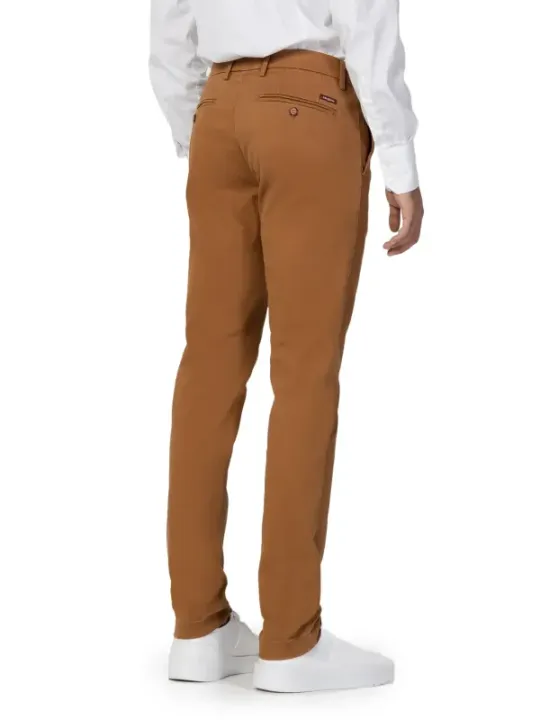Männliche beige Hosen schlanker Schnitt