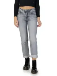 Helle Straight Leg Jeans und Stiefel