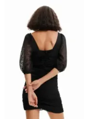 Schwarzes Kleid mit Spitzeärmeln