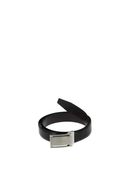 Schwarzer Gürtel mit silberner Schnalle