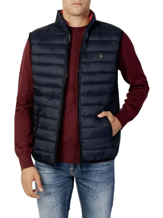 Mann trägt schwarze Polo Assn. Weste