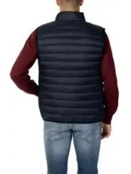 Mann trägt U.S. Polo Assn. Weste