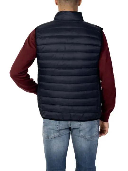 Mann trägt U.S. Polo Assn. Weste