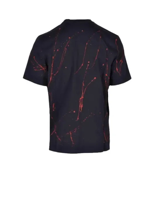 Schwarzes T-Shirt mit roten Spritzern
