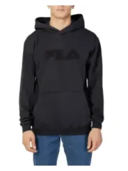 Mann trägt schwarzes Fila Sweatshirt
