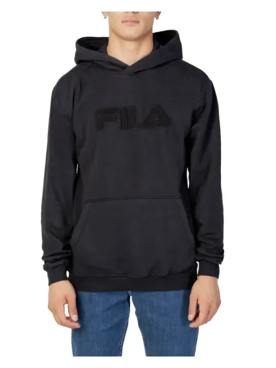 Mann trägt schwarzes Fila Sweatshirt