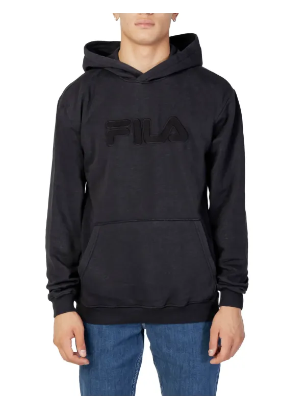 Mann trägt schwarzes Fila Sweatshirt