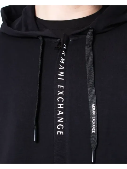 Schwarzer Kapuzenpullover mit weißen Kordeln