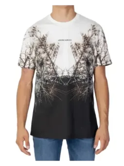 Baumdruck auf weiß-schwarzem T-Shirt