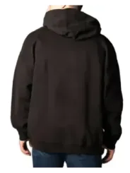 Person trägt Tommy Hilfiger Jeans.