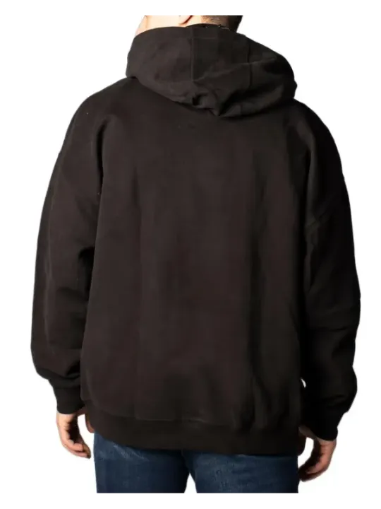 Person trägt Tommy Hilfiger Jeans.