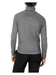 Mann trägt grauen Rollkragenpullover Antony Morato