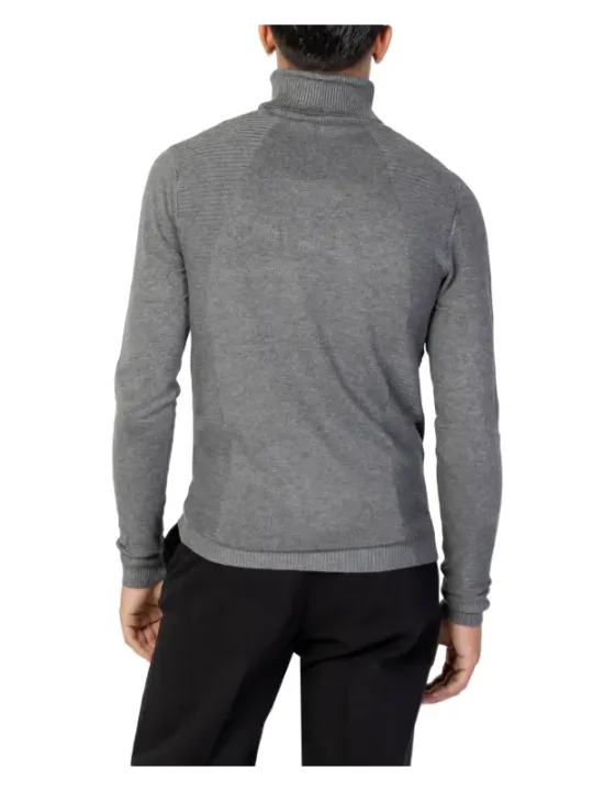 Mann trägt grauen Rollkragenpullover Antony Morato