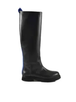 Schwarzer Lederstiefel mit blauem Akzent