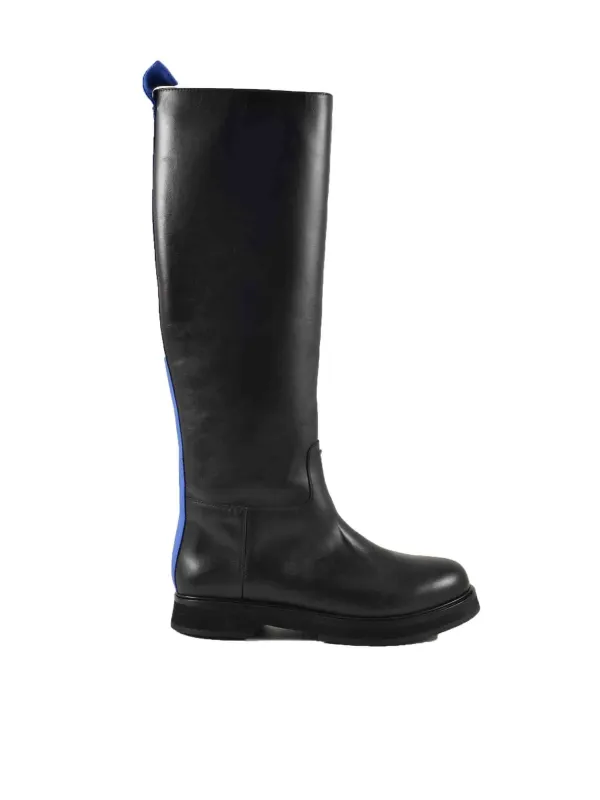 Schwarzer Lederstiefel mit blauem Akzent