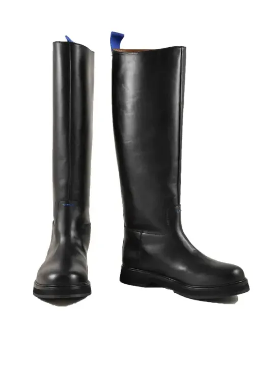 Schwarze Lederstiefel kniehoch dargestellt