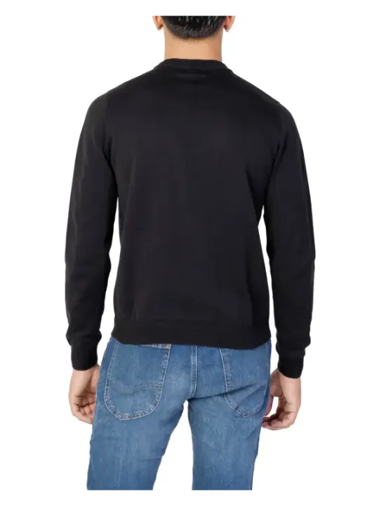 Schwarzer Pullover lässiger Herrenstil