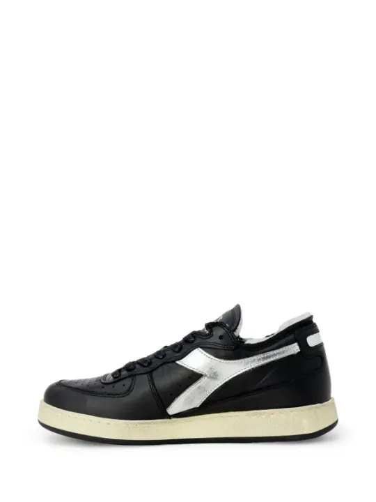 Schwarze und weiße Diadora Sneaker