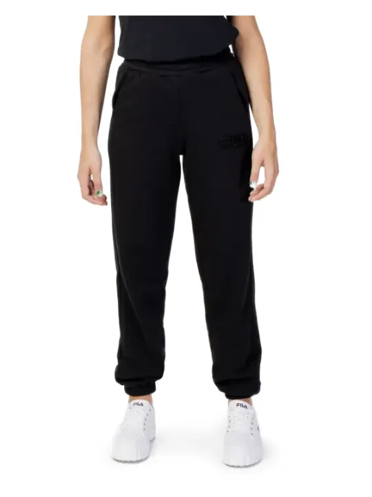 Fila Sweatpants und weiße Sneaker