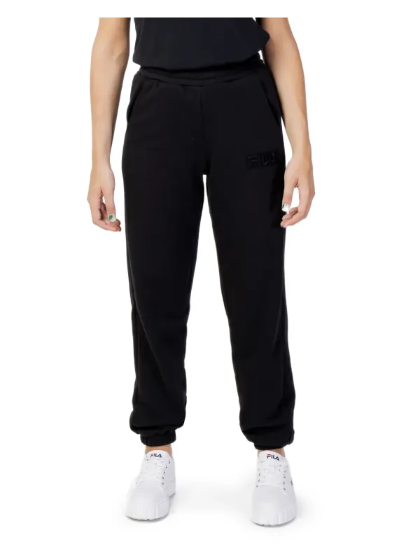 Fila Sweatpants und weiße Sneaker