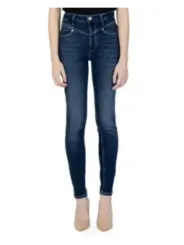 Dunkle Skinny Jeans mit Absatzschuhen