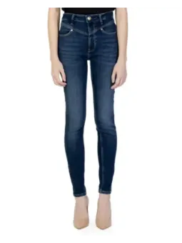 Dunkle Skinny Jeans mit Absatzschuhen