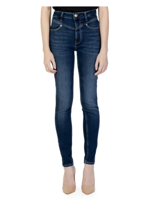 Dunkle Skinny Jeans mit Absatzschuhen