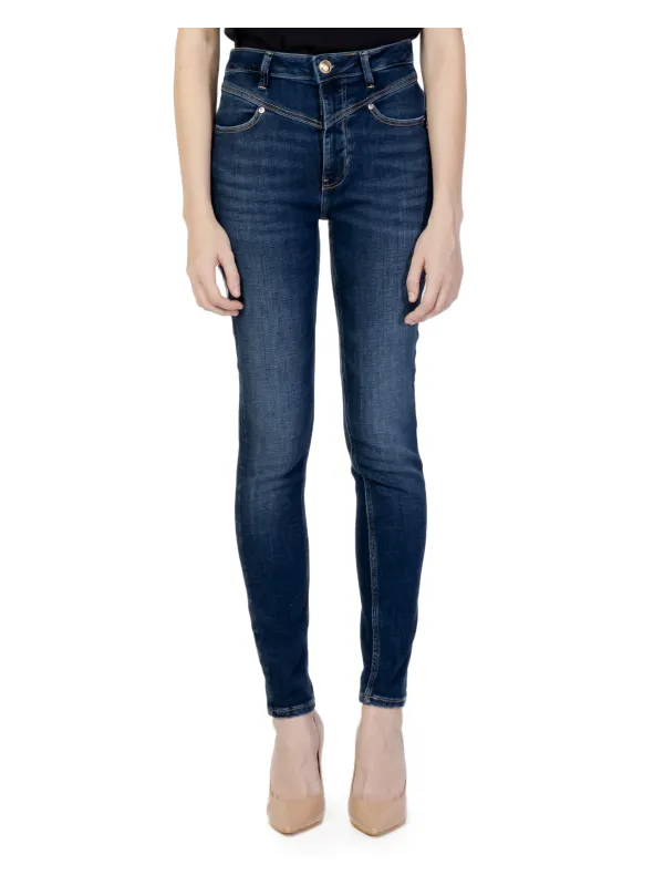 Dunkle Skinny Jeans mit Absatzschuhen