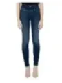Dunkle Skinny Jeans mit Absatzschuhen