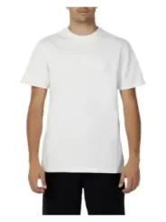 Fila weißes T-Shirt Modell präsentiert