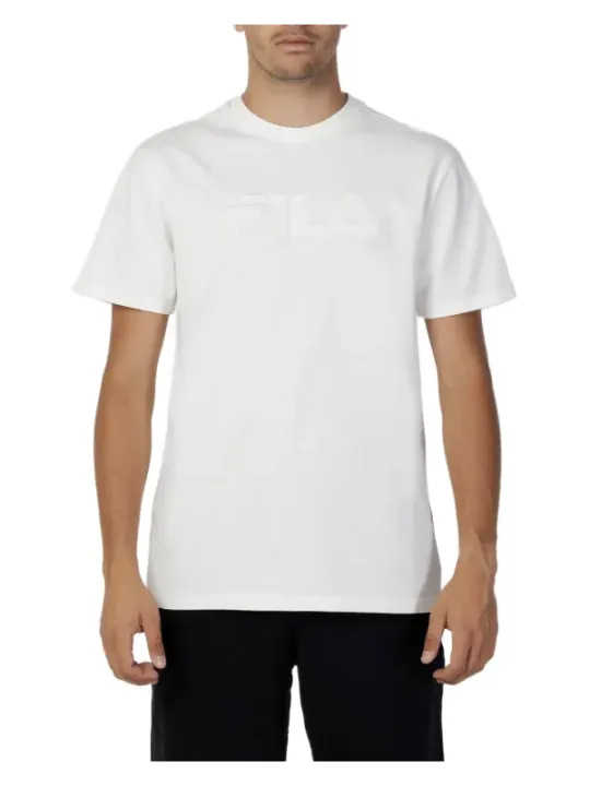 Fila weißes T-Shirt Modell präsentiert