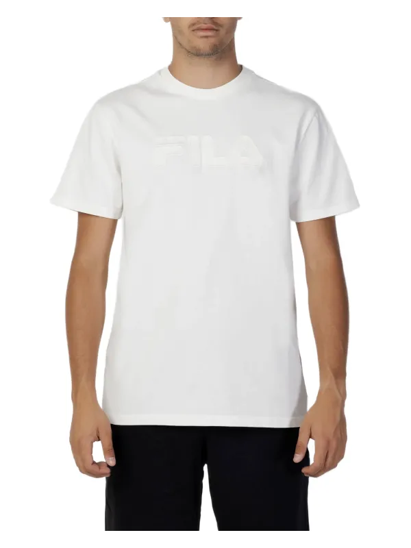 Fila weißes T-Shirt Modell präsentiert
