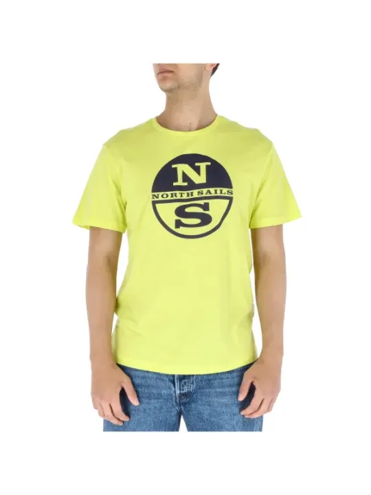 Mann trägt North Sails T-Shirt