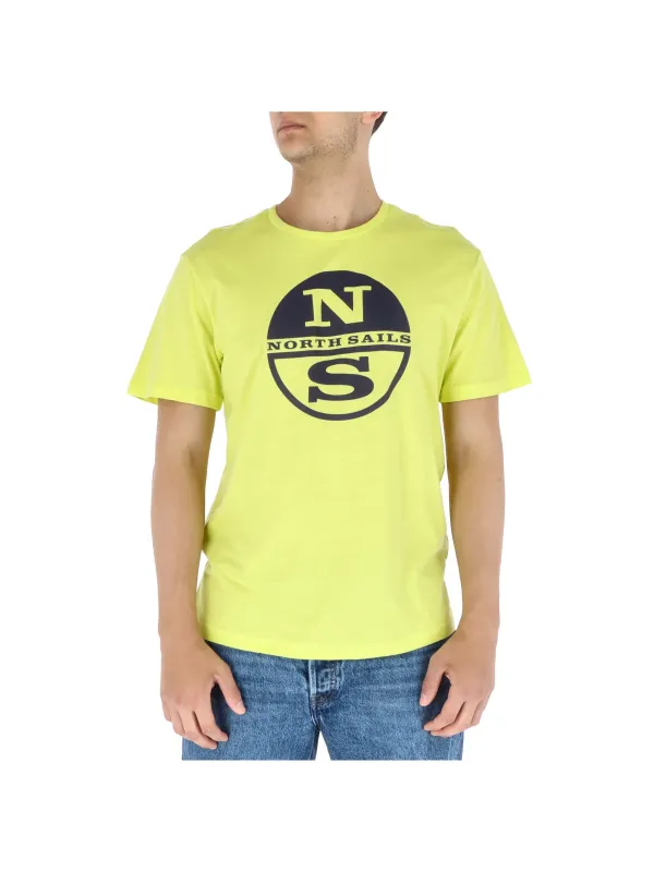 Mann trägt North Sails T-Shirt