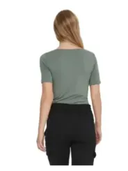 Grünes T-Shirt und schwarze Hose