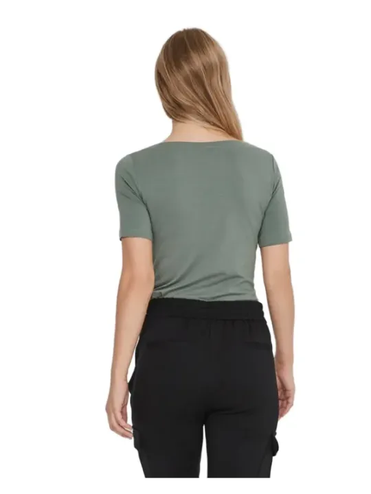Grünes T-Shirt und schwarze Hose