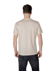 Mann trägt cremefarbenes Ea7 T-Shirt