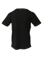 Schwarzes T-Shirt mit grünen Nähten
