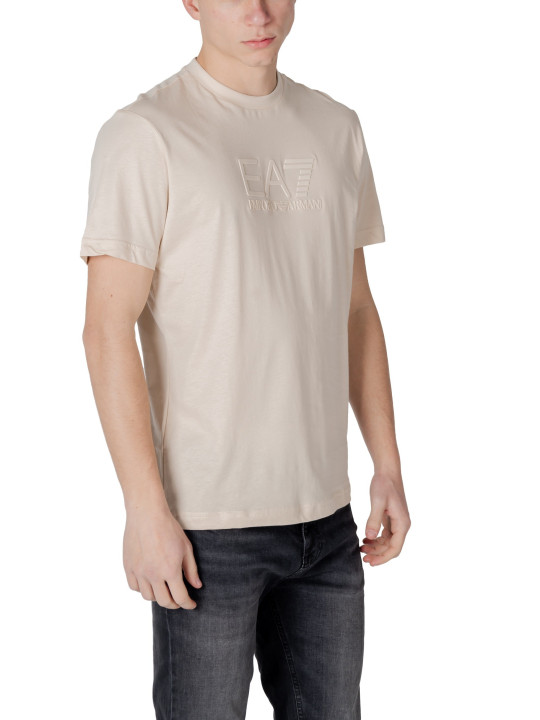 Mann trägt weißes EA7 T-Shirt