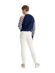 Gestreifter Damenpullover mit Jeans