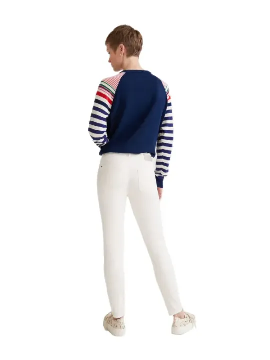 Gestreifter Damenpullover mit Jeans