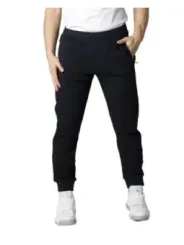 Schwarze Jogger, weißes T-Shirt, Sneaker